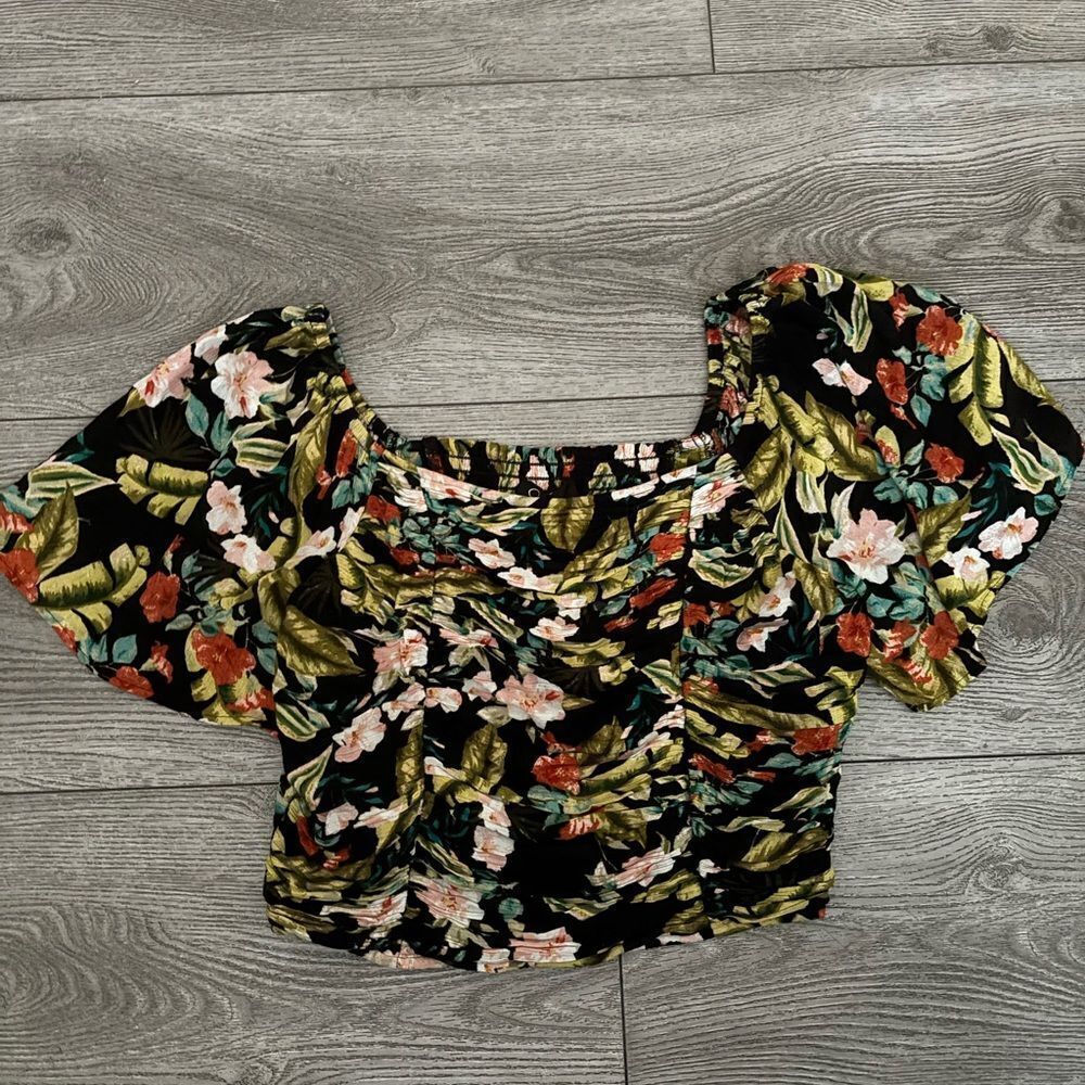 Jessica simpson floral crop top used In good condition